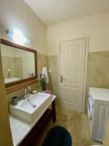 y baño con lavabo, espejo y aseo. en Charming Vourkari Stone Home 3 - Minutes from Port en Vourkarion