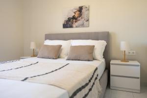 A bed or beds in a room at Emelia Cozy Apartment