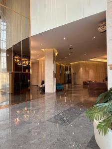 um átrio de um edifício com uma grande parede de vidro em 21st Floor SkyStudio Suite with Balcony em Nova Deli