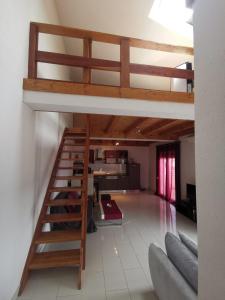 Cama elevada en habitación con sala de estar en Apartmani Mia, en Trogir