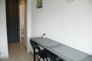 ディジョンにあるLa Station - À proximité immédiate de la gareのダイニングルームテーブル(黒い椅子付) +8枚の写真