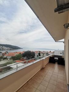 a balcony with a view of the water at Apartmani Mia in Trogir