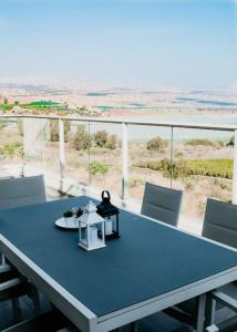 a blue table and chairs with a view of the desert at וילת רפאל in Migdal