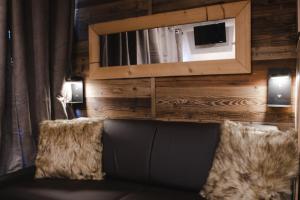 孔布盧的住宿－Le GoOfy, Centre, Navettes pistes ski Combloux，带沙发和镜子的客厅