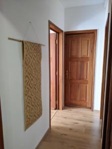 ein leeres Zimmer mit einer Tür und einem Spiegel in der Unterkunft Appartement de charme Chez Soa in Antananarivo