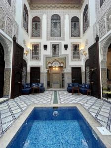 Großes Zimmer mit Pool in einem Gebäude in der Unterkunft Le Grand Alcazar - Riad in Fès