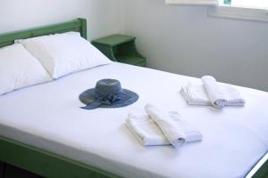 アギアアンナ・ナクソスにあるHOTEL KAPARIのベッド(タオル、帽子付)