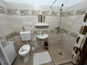 A bathroom at Komáromi Vendégház Erdőhorváti