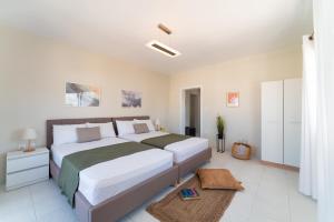 A bed or beds in a room at Emelia Cozy Apartment