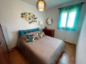 sypialnia z łóżkiem i poduszkami w obiekcie A 8 mn A PIED DES PLAGES APPARTEMENT AVEC PISCINE ET TENNIS w Argelès-sur-Mer +9 zdjęć