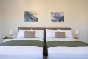 A bed or beds in a room at Emelia Cozy Apartment