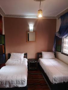 Ένα ή περισσότερα κρεβάτια σε δωμάτιο στο 105 Kasbah de Boujloud Fes Morocco.
