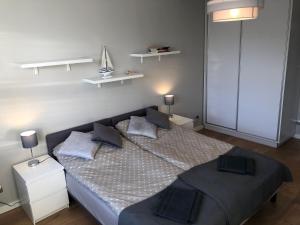 um quarto com uma cama grande com almofadas em Apartament BROWARNY em Ostrów Wielkopolski