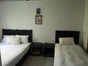 - deux lits assis l'un à côté de l'autre dans une pièce dans l'établissement 105 Kasbah de Boujloud Fes Morocco., à Fès