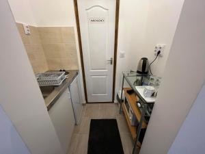 A kitchen or kitchenette at Komáromi Vendégház Erdőhorváti