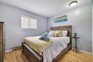 Ein Bett oder Betten in einem Zimmer der Unterkunft Premier Cozy Cabin - Free Amenities & Comm Indoor Pools