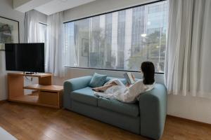 Televiisor ja/või meelelahutuskeskus majutusasutuses Suites Coben Apartamentos Amueblados