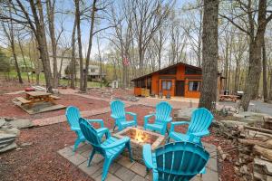 eine Gruppe blauer Stühle, die um eine Feuerstelle herum sitzen in der Unterkunft Premier Cozy Cabin - Free Amenities & Comm Indoor Pools in Bushkill