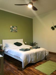 een slaapkamer met een bed en een plafondventilator bij LAVA Açores Coliving & Coworking in Ribeira Grande