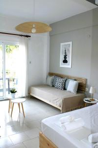 佩科霍里的住宿－Villa Thalassa Apartments，客厅配有床和桌子