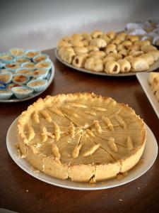 a pie on a plate on a table with other pies at Pousada Mar à Vista in Ilha de Boipeba