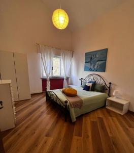 una camera con letto e luce sul soffitto di Agriturismo Villa Paradiso - appartamenti con piscina a Fauglia