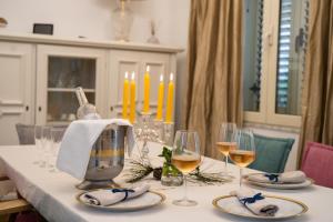 einen Esstisch mit Gläsern Wein und Kerzen in der Unterkunft Villa Dyrrahu in Golem