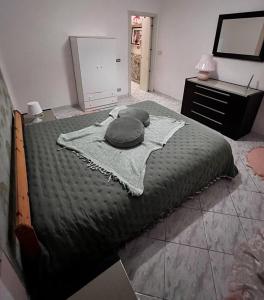 un grande letto in una stanza con cassettiera di Agriturismo Villa Paradiso - appartamenti con piscina a Fauglia