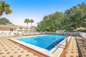 una piscina en un patio con árboles en Sweet Spot at Woodland Shores en Destin