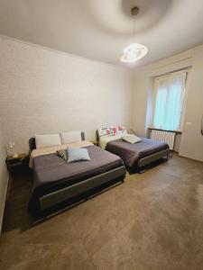 Pokój z 2 łóżkami w pokoju z sufitem w obiekcie La Little Prince A casa come in una favola w Turynie