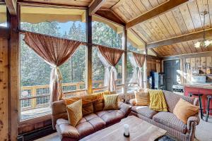 Posezení v ubytování Cozy Cedar Cabin