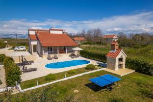 Bazén v ubytovaní Holiday House Paula alebo v jeho blízkosti