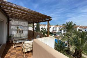 - Balcón con vistas a una casa en Luxurious penthouse with 180m2 sunlit terrace, en Estepona