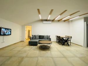 a living room with a couch and a table at Full MANZARALı GENiŞ TeRaSLı HAVUZSUZ TATİL EVİ in Kusadası