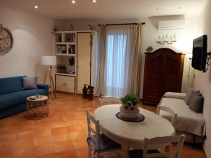 a living room with a couch and a table at Terrazza Miracapri in Pozzuoli