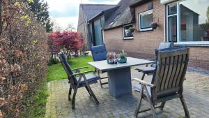 a table and chairs sitting on a patio at Betuwe Huisje in Meteren