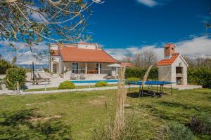 Bazén v ubytovaní Holiday House Paula alebo v jeho blízkosti