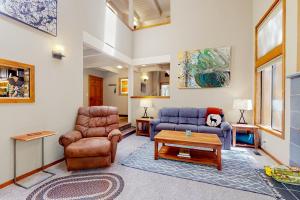 Black Butte RanchにあるThe Pasque Paradiseの椅子2脚とテーブルのあるリビングルーム