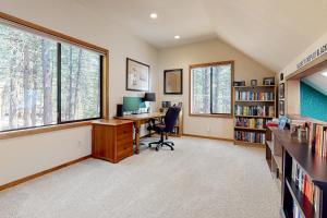 Black Butte RanchにあるThe Pasque Paradiseのデスク、パソコン、窓付