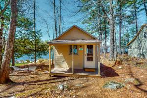 ein winziges Haus mitten im Wald in der Unterkunft Waterfront Serenity in Raymond