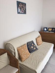 salon z kanapą z poduszkami w obiekcie B&B ANNA w mieście Piscinas