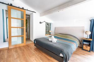 Ένα ή περισσότερα κρεβάτια σε δωμάτιο στο Le Nid d'Aigle - Le Pont Romain