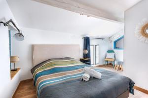 una camera da letto con un letto e due asciugamani di Le Nid d'Aigle - Le Pont Romain a Vaison-la-Romaine