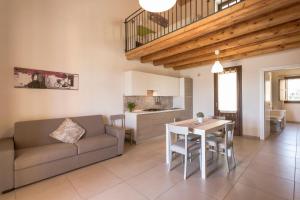 ein Wohnzimmer mit einem Sofa und einem Tisch in der Unterkunft Villa Maria in Chiaramonte Gulfi