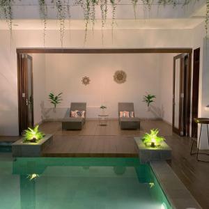 una sala de estar con piscina en una casa en Namdur Villa Sariwangi - Tropical Villa in Bandung With Private Pool en Bandung