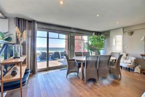 Un comedor con mesa y vista al mar. en Villa Bikini, en Quiberon
