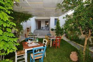 un patio con mesas y sillas en el césped en B&B Gianmarti Suite, en Lecce