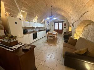 uma grande cozinha e sala de estar com uma parede de pedra em ARCO MERAVIGLIA HOUSE em Bari