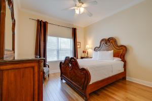 una camera da letto con un letto grande e una finestra di Contemporary Brandon Home with Pool and Game Room a Brandon Altre 36 foto