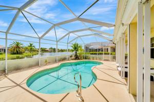 una piscina cubierta con techo de cristal en Heron Glen Hideaway, en North Fort Myers